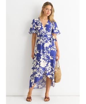Verhoog je garderobe met onze Viscose Floral Wrap Midi Dress. Deze jurk is gemaakt van luxe viscose en heeft een prachtige bloemenprint en een flatterend wikkelontwerp. Deze jurk is perfect voor elke gelegenheid en geeft je een moeiteloos chic en geraffineerd gevoel. Maak een statement met dit exclusieve stuk.