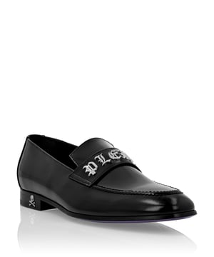 Loafers sind das Must-Have für Ihre Eleganz. Entdecken Sie die überarbeitete Version von Plein. Sehen Sie, wie Details den Unterschied machen.   Obermaterial aus Kalbsleder in Abrasivato   Plein Metall im Gothic-Stil auf dem Vorderblatt   Skull&Bones-Niete an der Ferse   Sohle aus echtem Leder   Heißgeprägtes Logo auf der Laufsohle   Innenfutter aus Nappa   Diamantgestepptes Satin-Fußbett