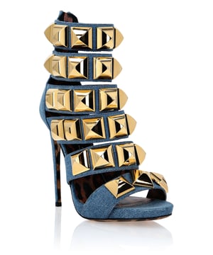 Tachuelas  Sandalias de tiras abotinadas confeccionadas en denim con tachuelas. Cierre de cremallera en la talonera. Plantilla de charol moteado. Calavera en versión joya en la suela de cuero genuino. Tacón stiletto: 120 mm.