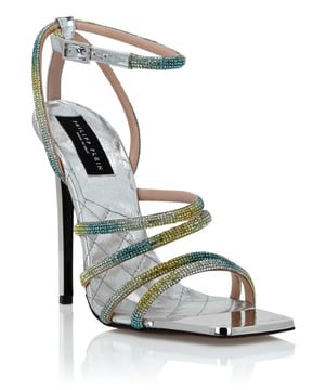 Verfraaid  Kies de ongewone elegantie die Philipp Plein voor de zomer heeft ontworpen. Bekijk deze sandalen en zie hoe details het verschil maken.   Suède bandjes met strass   Enkelbandje met gesp   Vierkante neus met vernikkelde laserafwerking   12 cm gevoerde naaldhakken   Ruitvormig gewatteerd gepatenteerd voetbed   Hoogglanzende lederen zool