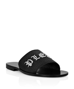 Ook vrije tijd vraagt om een vleugje klasse. Bekijk deze sliders en zie hoe details het verschil maken.   Leren enkelband met hertenprint   Gotisch merk op de vamp   Echt lederen zool   Logo met hot stamp op de buitenzool   Nappa-voering
