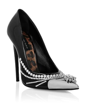 Muestre su lado valiente y a la moda con estos zapatos de salón de charol. Eche un vistazo a los detalles. Parte superior de charol   Puntera chapada con diamantes de imitación montados   Suela de cuero auténtico   Forro interior, plantilla con estampado de leopardo   Tacón forrado de 12 cm