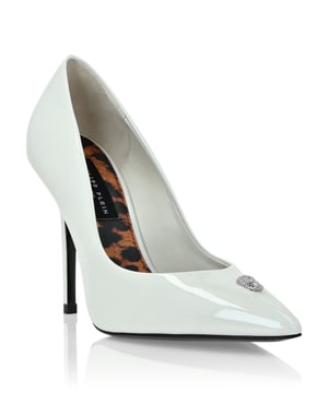 con cristales  ¿Lista para recorrer el camino hacia el éxito? Entonces pruebe estos zapatos de charol: son perfectos. Eche un vistazo a los detalles.   Parte superior de charol   Calavera joya en la puntera   Tacón de aguja pintado a juego de 10,5 cm   Suela de cuero de alto brillo   Forro de napa