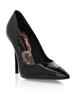 con cristales  ¿Lista para recorrer el camino hacia el éxito? Entonces pruebe estos zapatos de charol: son perfectos. Eche un vistazo a los detalles.   Parte superior de charol   Calavera joya en la puntera   Tacón de aguja pintado a juego de 10,5 cm   Suela de cuero de alto brillo   Forro de napa