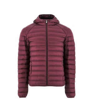 Heren JOTT Nico Lightweight Puffer Jacket in aubergine.(Her)ontdek het iconische NICO donsjack met capuchon, een van de bestsellers van het merk, dit seizoen in een nieuwe reeks ultra-trendy kleuren. Het moeilijkste zal zijn om er maar één te kiezen! - Waterafstotende satijnachtige gewatteerde stof- RDS-gecertificeerde dons- en verenvulling- Aansluitende snit- Capuchon- 2 onzichtbare zijzakken- Contrasterende binnennaden- Origineel vilten logo op de linkermouw- Inpakbaar- Hoofdmateriaal: 100% polyamide.  Voering: 100% polyamide.  Vulling: 90% dons 10% veren - Ref: PF23MDOW01-461