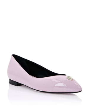 Descubra el atractivo intemporal de los zapatos planos tipo bailarina. Mire esta versión rediseñada en perfecto estilo Plein.   Patente de color   La icónica calavera en su versión joya en la pala   Suela de cuero genuino   Forro de cuero moteado   Etiqueta con logotipo en la plantilla moteada