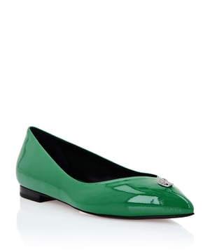 Descubra el atractivo intemporal de los zapatos planos tipo bailarina. Mire esta versión rediseñada en perfecto estilo Plein.   Patente de color   La icónica calavera en su versión joya en la pala   Suela de cuero genuino   Forro de cuero moteado   Etiqueta con logotipo en la plantilla moteada