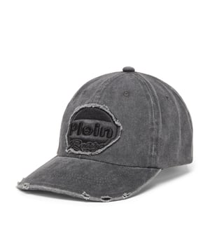 Eleve su atuendo con la gorra de béisbol con las letras icónicas de la marca. Descubra más.   Sarga de algodón resistente al desgaste   Parche bordado cosido en la visera   Bordado bajo la visera   Correa de velcro ajustable en la parte posterior