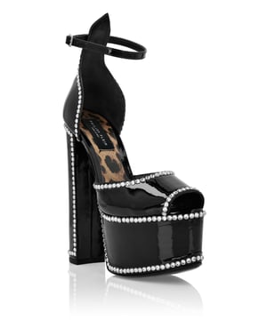 Maak je zomer uniek met deze plateausandalen met open teen... Bekijk de details.   Bejeweled lak bovenwerk   Gesp enkelbandje   12 cm gevoerde hoge blokhakken en 4 cm plateau   Jewel Skull op leren zool   Gevoerde binnenkant en voetbed