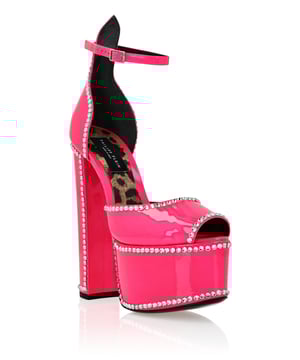 Maak je zomer uniek met deze plateausandalen met open teen... Bekijk de details.   Bejeweled lak bovenwerk   Gesp enkelbandje   12 cm gevoerde hoge blokhakken en 4 cm plateau   Jewel Skull op leren zool   Gevoerde binnenkant en voetbed