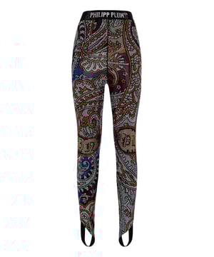 Zeigen Sie Ihre Figur mit diesen einzigartigen Leggings. Perfekt für Ihre besonderen Anlässe. Sehen Sie die Details.     Viskose mit Strasssteinen besetzt, die ein mehrfarbiges Paisley-Muster erzeugen    Gummibund mit Logo und Strasssteinen    Unten: Asymmetrisch mit Steigbügel