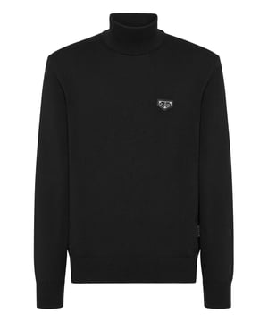 Deze tijdloze en verfijnde trui met schildpadhals combineert warmte met ingetogen elegantie. Perfect voor koelere dagen, voegt dit stuk een geraffineerde touch toe aan elke outfit.    80% katoen, 20% wolmix voor zachte warmte en comfort.   Schildpadhalsontwerp voor een klassieke, knusse look.   Subtiel logo-embleem voegt een vleugje kenmerkende stijl toe.   Geribde manchetten en zoom voor een getailleerde, gepolijste afwerking.   Ideaal voor laagjes in zowel casual als semi-formele outfits.