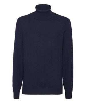 Deze geraffineerde en moeiteloos elegante coltrui combineert een tijdloos design met een luxueuze stoffenmix, waardoor het een veelzijdige essential is voor een verhoogde gelaagdheid.   Vervaardigd van een rijke mix van merinowol en moerbeizijde.   Zacht, lichtgewicht gevoel, ideaal voor overgangsgebruik.   Geribbelde boorden zorgen voor een gepolijst, gestructureerd silhouet.   Subtiel monogramdetail voor een discrete handtekening.   Perfect te combineren met getailleerde stukken of gelaagd onder bovenkleding.