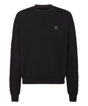 Este jersey ofrece una mezcla atemporal de elegancia y versatilidad, perfecta para elevar tu vestuario diario. Combínalo con pantalones de sastrería o vaqueros para un look refinado y relajado a la vez.    Confeccionada en lana 100 % de primera calidad para ofrecer una suavidad y calidez excepcionales.   Puños y dobladillo acanalados para un ajuste entallado y cómodo.   Diseño minimalista con un sutil detalle de logotipo para un lujo discreto.   Ideal para llevar a capas o como prenda independiente en cualquier época del año.   Pasa sin esfuerzo de un estilo informal a uno elegante.
