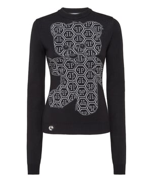 Juguetón y provocativo a la vez, este jersey de osito de peluche con strass transforma un clásico acogedor en una atrevida declaración de moda con un toque brillante y descarado.   Diseño de osito de peluche con adornos de cristal para un brillo destacado.   Mezcla de punto suave para aportar calidez con un toque de elasticidad.   Corte entallado que realza una silueta elegante y femenina.   Puños y bajo acanalados para un acabado refinado.   Combina sin esfuerzo con vaqueros de cintura alta o faldas de cuero.