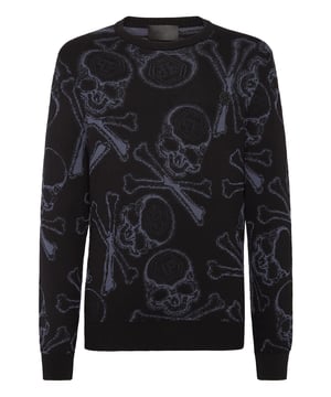 La innovación y la creatividad son las raíces del estilo de Plein. Descubra las características de este exclusivo jersey de cuello redondo de algodón.   Hilos de lana y seda tejidos en jacquard.   Skull&Bones de punto jacquard con efecto mate y brillante   Hexágono de PP en un parche de cuero saffian cosido en el lado izquierdo del pecho   Etiqueta con logo cosida en el canesú   Dobladillos de punto acanalado