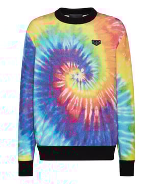 Con su atrevida actitud y su elevada suavidad, este jersey tie dye fusiona la expresión lúdica con una lujosa comodidad, perfecto para vestir a capas o para un estilo casual con un toque especial.    Mezcla de lana de primera calidad con un toque de cachemira.   Efecto tie dye en toda la prenda para un atractivo artístico de gran energía   Puños y dobladillo acanalados en el cuello para un ajuste ceñido   El parche con el logotipo de la marca aporta un toque icónico.   Ideal para elevar los looks relajados con una textura de lujo