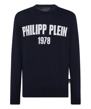 Clásico pero atrevido, este jersey de cuello redondo celebra la herencia con estilo. Confeccionado para ofrecer comodidad y calidez, es una prenda versátil perfecta para el día a día.    Mezcla de 80 % algodón y 20 % lana para ofrecer calidez y durabilidad.   Diseño del logotipo de 1978 para un look destacado e icónico.   Corte de cuello redondo que ofrece un ajuste atemporal y relajado.   Puños y dobladillo acanalados para añadir estructura y estilo.   Ideal para un estilo versátil, desde días informales hasta ocasiones refinadas.