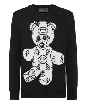Este juguetón y lujoso jersey de cuello redondo captura la esencia de la sofisticación informal con un toque de fantasía, con un llamativo motivo de osito de peluche.    Confeccionado en una mezcla de algodón y lana de primera calidad para ofrecer calidez y comodidad.   El icónico diseño de osito añade un detalle único y llamativo.   Los ribetes acanalados proporcionan un acabado refinado y mejoran la durabilidad.   Ideal para añadir una pieza divertida y llamativa a cualquier conjunto informal.   Suficientemente versátil para llevar solo o en capas para los días más fríos.