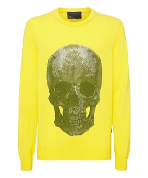 con cristales  Un jersey liso también puede reflejar la exclusividad y el lujo. Como este jersey de cuello redondo de cachemira pura de calibre 12, adornado con la emblemática calavera de cristales de strass. Un parche de cuero saffiano con el Hexágono PP está cosido en el canesú. Dobladillos en punto de canalé.