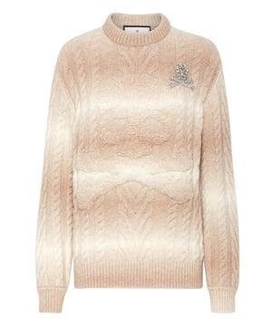 Véa los detalles de este jersey de punto de cuello redondo con preciosos procesos.   Punto de cable de mezcla de lana de alpaca.   Punto de piel Skull&Bones   Broche Skull&Bones de strass montado en el pecho izquierdo   Hexágono de PP metálico cosido en el dobladillo inferior   Dobladillo de punto de canalé plano