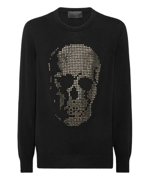mit Schmucksteinen  Innovation und Kreativität sind die Wurzeln des Stils von Plein. Entdecken Sie die Eigenschaften dieses originellen Pullovers aus weichem Kaschmir mit Rundhalsausschnitt.    12-Gauge-Glattgestrickter Kaschmir    Der strassbesetzte Totenkopf auf der Vorderseite    PP-Sechseck auf einem auf der Passe aufgenähten Saffianleder-Patch    Rippenstricksäume
