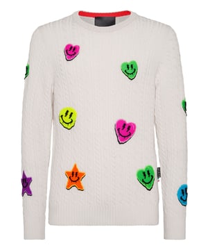 Innovación y creatividad son las raíces del estilo de Plein. Descubra las características de este original jersey de lana de cuello redondo.    Punto de cable de lana merino    Insignias bordadas cosidas por toda la prenda    Marca bordada en la espalda    Hexágono PP en un parche de piel saffiano cosido en el canesú    Dobladillos de punto elástico