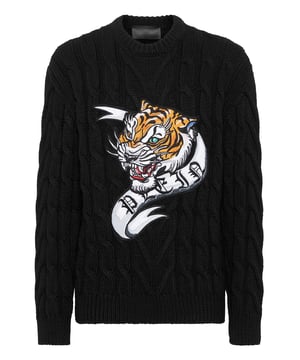 Innovación y creatividad son las raíces del estilo de Plein. Descubra las características de este original jersey de lana de cuello redondo.   Mezcla de lana tejida con cables de galga 7.   Parche bordado cosido en la parte delantera   Etiqueta con logotipo cosida en el canesú   Dobladillos de punto elástico