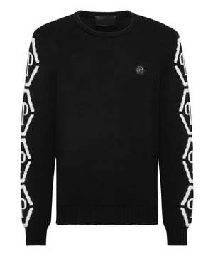 Innovation and creativity are the roots of the style of Plein. Discover the features of this unique cotton crewneck pullover.   Plain knit cotton   PP Hexagon a jacquard woven on sleeves   PP Hexagon on a saffian leather patch sewn at left chest   Rib knit hems