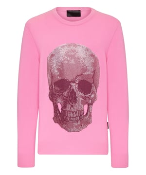 con cristales  Un jersey liso también puede reflejar la exclusividad y el lujo. Como este jersey de cuello redondo de cachemira pura de calibre 12, adornado con la emblemática calavera de cristales de strass. Un parche de cuero saffiano con el Hexágono PP está cosido en el canesú. Dobladillos en punto de canalé.