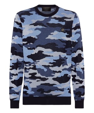 Innovation und Kreativität sind die Wurzeln des Stils von Plein. Entdecken Sie die Eigenschaften dieses originellen Pullovers mit Rundhalsausschnitt aus Wolle und Seide.   Seide und Wolle mit jacquardgewebtem Camouflage-Muster    Jacquard-Schriftzug der Marke auf dem Rücken PP-Hexagon auf einem Lederaufnäher auf der linken Brustseite   Aufgenähtes Logo-Etikett an der Passe   Rippstrickbündchen