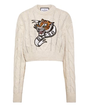 La innovación y la creatividad son las raíces del estilo de Plein. Descubra las características de este original jersey de cuello redondo de lana.   Cables de calibre 7 tejidos en mezcla de lana.   Parche bordado cosido en la parte delantera.   Etiqueta con logo cosida en el canesú   Dobladillos de punto acanalado