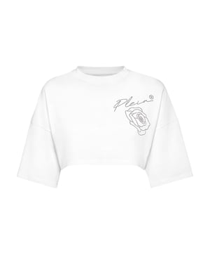 Ein gestalterisches Detail. Sehen Sie, wie sich dieses Interlock-T-Shirt aus Baumwolle verwandelt. Und es gibt noch mehr.   Interlock-Baumwolle   Rosendruck mit Steinen auf der linken Brust   PP Hexagon auf einem aufgenähten Lederpatch   Rippenstrick am Halsausschnitt   Zwei-Nadel-Nähte