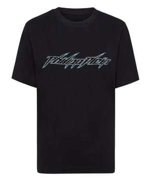 Innovación y lujo son los elementos clave de esta camiseta. Fíjate en los detalles.   Punto de algodón   Apliques de strass   Parche del logotipo cosido en el canesú   Escote de punto elástico   Costura a dos agujas   Ajuste: Hombre