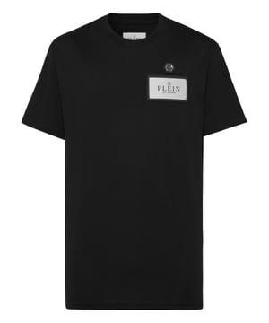 Verleihen Sie Ihren Outfits einen Hauch von Einzigartigkeit mit diesem exklusiven Baumwoll-T-Shirt. Schau dir die Details an.   Baumwoll-Jersey   Aufnäher auf der linken Brust   Logo-Aufnäher   Rippenstrick-Ausschnitt   Zwei-Nadel-Nähte