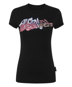 con cristales  Compruebe la singularidad de esta camiseta de algodón. Fíjese en los detalles.   Jersey de algodón   Estampados Bombing Graffiti con pedrería en el frente   PP Hexágono sobre un parche de cuero saffian cosido en el canesú   Escote de punto acanalado   Costura con dos agujas