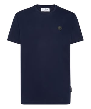 Ein schlichtes T-Shirt kann zu einem Must-Have-Kleidungsstück werden. Sehen Sie sich die Details an.   Baumwoll-Jersey   Aufnäher mit Logo auf der linken Brust   Rippenstrick am Halsausschnitt   Zwei-Nadel-Nähte