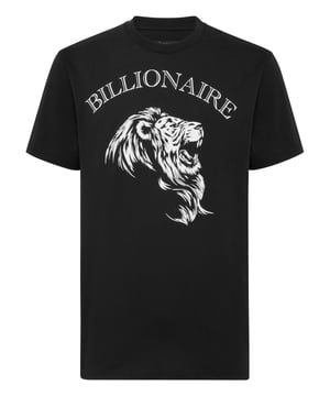 Setzen Sie ein mutiges Statement mit diesem grafischen T-Shirt, das die Aufmerksamkeit auf sich zieht und Selbstvertrauen ausstrahlt. Die perfekte Mischung aus Komfort und Luxus wertet jedes Freizeitoutfit auf.    Normale Passform für ein entspanntes und bequemes Gefühl.   100% hochwertige Baumwolle für ein weiches und atmungsaktives Finish.   Grafischer Löwenprint für eine markante, wilde Ästhetik.   Signatur-Branding für einen unverwechselbaren Luxus-Appeal.   Ideal für lässige und auffällige Stylings.