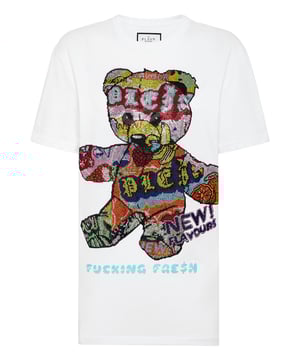 Añada un toque de singularidad a sus conjuntos con esta camiseta de algodón. Fíjese en los detalles.   Jersey de algodón   Estampado de osito de peluche con diamantes de imitación multicolores   PP Hexágono sobre un parche de cuero saffian cosido en el canesú   Escote de punto acanalado   Costura con dos agujas   Ajuste: Oversize