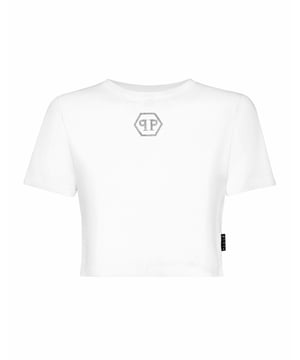 mit Schmucksteinen  Ein Design-Detail. Sehen Sie, wie sich dieses Interlock-T-Shirt aus Baumwolle in ein Cropped-Shirt verwandelt. Und es gibt noch mehr.   Baumwoll-Interlock   Schmucksteinbesetzter Logo-Print auf der Vorderseite   Rippenstrick am Halsausschnitt   Zwei-Nadel-Nähte