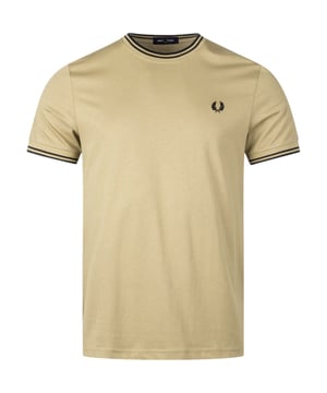 Fred Perry's classic t-shirt will always make a stylish impression. The modern-fit fit ensures the shirt falls slightly fitted along your body. The t-shirt is finished with the embroidered logo on the chest and the familiar stripes on the sleeves and neckline