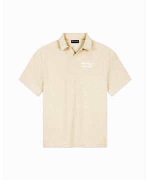 75% Baumwolle 25% Polyester Reguläre Passform Poloshirt Hochwertiger Frotteestoff Besticktes Branding auf der linken Brust Kann mit den Terry Lounge Shorts kombiniert werden