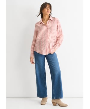Déjate llevar por la elegancia sin esfuerzo con nuestra camisa oversize de rayas rubor. Confeccionada en un tejido de alta calidad, esta elegante camisa presenta un delicado estampado de rayas en color rubor y un corte holgado y extragrande. Se puede lavar a máquina. Actualiza tu armario con esta lujosa prenda hoy mismo.