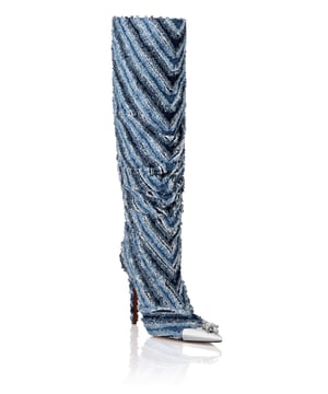 Zeigen Sie Ihre mutige und modische Seite mit diesen Denim-Stiefeln mit Patchwork.  Sehen Sie sich die Details an.   Obermaterial aus ausgefranstem Patchwork-Denim   Plattierte Zehenkappe mit aufgesetzten Strasssteinen   Gerüschter Schaft   Reißverschluss an der Innenseite   Sohle aus echtem Leder   Innenfutter und Fußbett   12 cm gefütterter Absatz