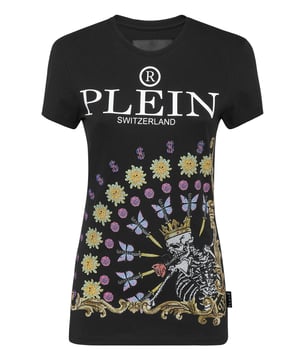 Verfraaid  Kijk hoe dit T-shirt van katoenen jersey nieuw leven wordt ingeblazen door de print met het Flower Skull-thema. De saffiaanleren patch met de PP Hexagon is op het juk genaaid. Zomen gestikt met twee naalden.