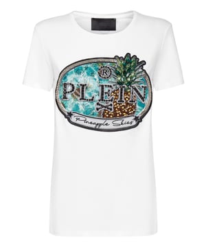 Verfraaid  Katoenen T-shirt van jersey met een knoopsluiting met juwelen op de linkerschouder. Op de voorkant is een patch met strass-steentjes aangebracht. Een saffiaanleren patch met de PP Hexagon is op het juk genaaid. Zomen gestikt met twee naalden.