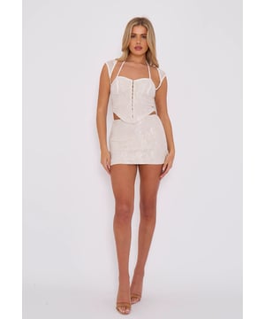 Déjate seducir por el estilo sofisticado y exclusivo de nuestra minifalda de encaje blanca. Confeccionada con un delicado encaje, esta falda irradia elegancia y gracia. Perfecta para cualquier ocasión, realzará tu look y dejará una impresión duradera. Disfruta del lujo y transmite confianza sin esfuerzo con esta prenda imprescindible en tu armario.