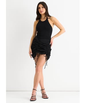 Disfruta de un estilo sencillo con nuestra minifalda negra con pliegues en la parte delantera. La parte delantera fruncida añade textura y detalle, mientras que el largo mini favorece tu figura. Perfecta para cualquier ocasión, esta falda no puede faltar en tu armario. Póntela o quítatela y siéntete segura y elegante durante todo el día.
