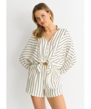 Ervaar luxe en stijl met onze gestreepte viscose short met elastische taille. Deze shorts zijn gemaakt van hoogwaardig viscosemateriaal en bieden comfort en verfijning. De elastische taille zorgt voor een flatterende pasvorm, terwijl het gestreepte patroon een vleugje tijdloze elegantie toevoegt. Perfect voor een dag op het strand of een avondje uit, maak je garderobe compleet met deze eersteklas shorts.