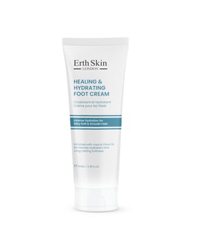 Beruhigen und regenerieren Sie trockene, rissige Füße mit der heilenden und feuchtigkeitsspendenden Fußcreme. Diese reichhaltige Creme, formuliert mit tiefenwirksamem Olea Europaea (Oliven) Öl und Urea, spendet intensive Feuchtigkeit und macht raue Haut geschmeidig, was hilft, müde Füße zu reparieren und zu revitalisieren. L-Menthol sorgt für ein kühlendes Gefühl und bietet sofortige Erleichterung und Frische. Die schnell einziehende Formel, angereichert mit Cetylstearylalkohol und Isopropylpalmitat, schließt die Feuchtigkeit ein, ohne ein fettiges Gefühl zu hinterlassen. Erleben Sie mit jeder Anwendung glatte, geschmeidige und erfrischte Füße. Ideal für die tägliche Anwendung, um weiche und gesunde Füße zu erhalten.